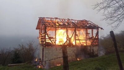 Düzce’de bayram arifesinde ardiye olarak kullanılan yapı alev alev yandı.