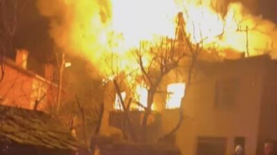 Kastamonu’nun İnebolu ilçesinde alevlere teslim olan iki katlı ev kullanılmaz