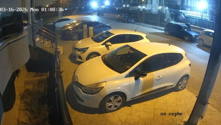 Kocaeli’nin Derince ilçesinde gece saatlerinde park halindeyken dumanlar yükselen otomobil,