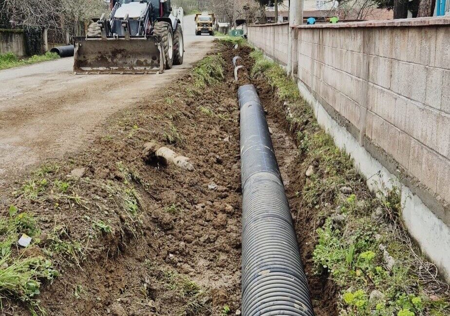 Çilimli Belediyesi ekipleri drenaj ve beton kaldırım çalışmalarını sürdürerek hem