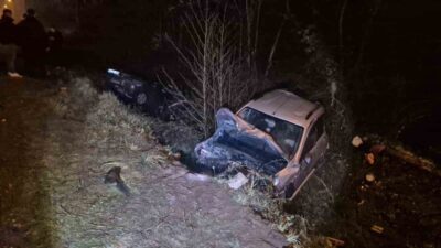 Düzce’de yağış kayganlaşan yolda çarpışan iki otomobilin kanala uçtuğu kazada