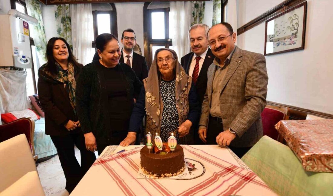 Kastamonu’da yaşayan Atiye Oğuzbalaban, 100. yaş gününü kendisini ziyaret eden