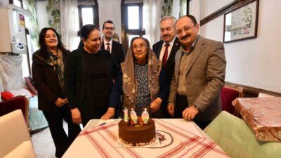 Kastamonu’da yaşayan Atiye Oğuzbalaban, 100. yaş gününü kendisini ziyaret eden