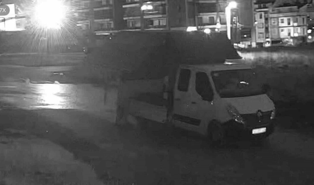 Körfez ilçesinde boş araziye kaçak atık bırakan sürücü, belediye ekipleri