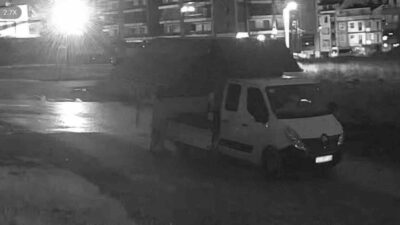 Körfez ilçesinde boş araziye kaçak atık bırakan sürücü, belediye ekipleri