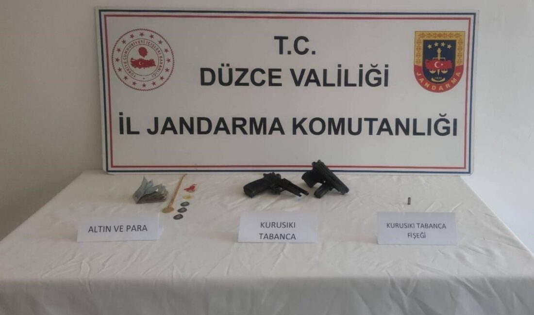 DÜZCE(İHA) – Düzce’nin Yığılca ilçesinde 2 ayrı evi soyan hırsızların