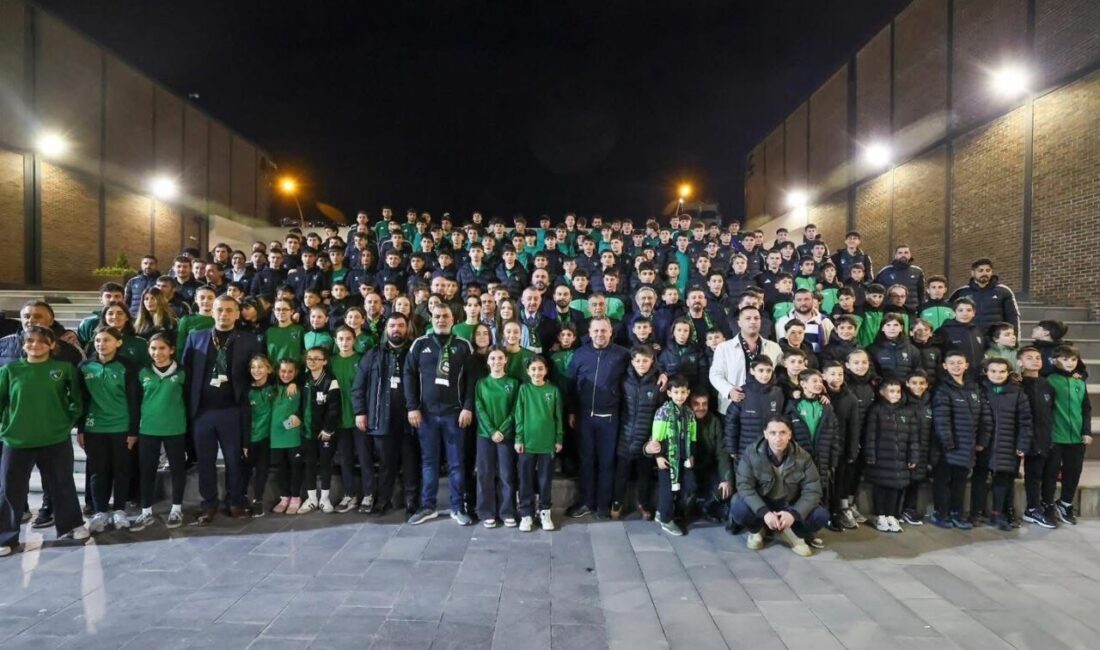 Kocaeli Büyükşehir Belediye Başkanı Tahir Büyükakın, Hodri Meydan Taraftarlar Derneği