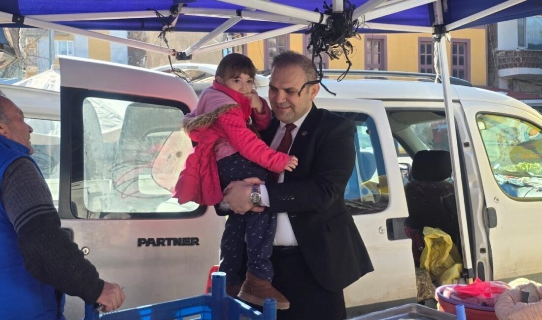 Bilecik’in Bayırköy beldesinde Başkan Dilsiz, pazar alanında esnaf ve vatandaşlarla