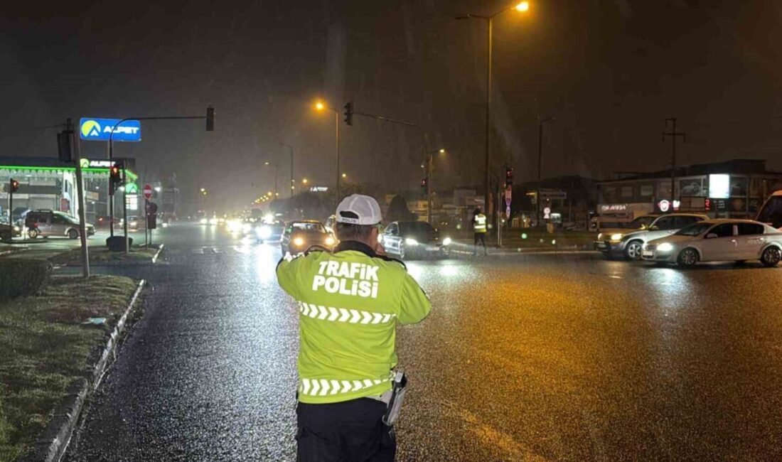 Düzce’de otoyollarda oluşan bayram yoğunluğundan kaçan sürücüler şehir içi trafiğini