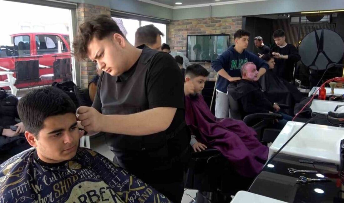 Bolu’da bayram yoğunluğu yaşayan berberler günün ilk ışıklarına kadar mesai