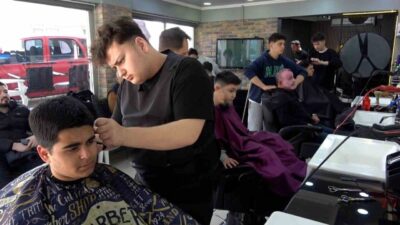 Bolu’da bayram yoğunluğu yaşayan berberler günün ilk ışıklarına kadar mesai