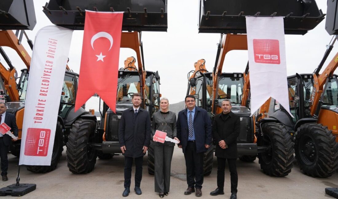 Türkiye Belediyeler Birliği tarafından Bilecik Belediyesine hibe edilen kazıcı-yükleyici kepçe