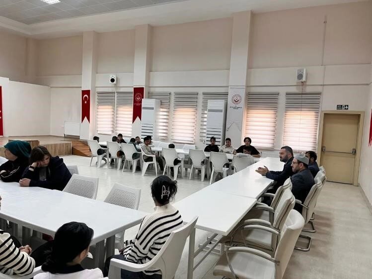 Bilecik’te Bozüyük İlçe Müftüsü Kemal Arpacı koruma altındaki çocuklarla bayram