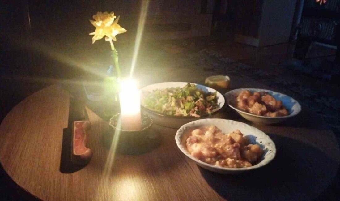 Bilecik’in Pazaryeri ilçesinde yaşanan elektrik kesintisi, köylüleri Ramazan ayında iftarlarını