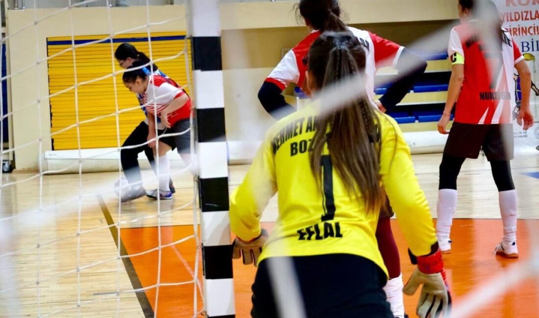 Bilecik’te düzenlenen Yıldız Kız-Erkek Futsal müsabakalarında dereceye giren takımlara madalya