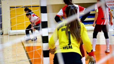 Bilecik’te düzenlenen Yıldız Kız-Erkek Futsal müsabakalarında dereceye giren takımlara madalya