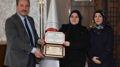 Bilecik’te Şifa Hafızlık Kız Kur’an Kursu’nda hafızlık eğitimini tamamlayan öğrencilere