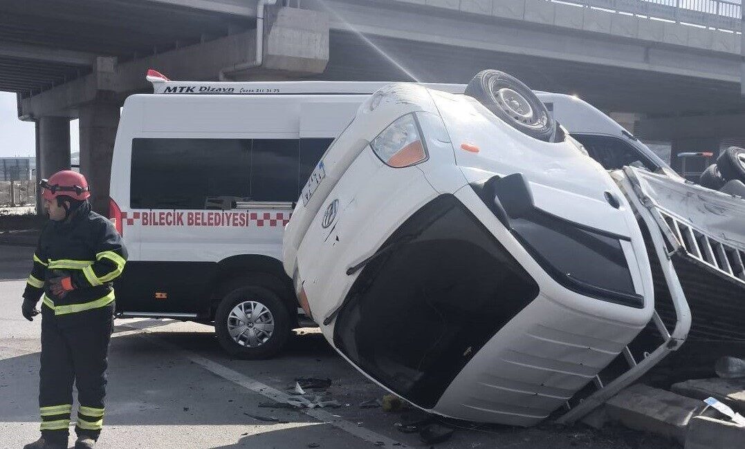 Bilecik’te seyir halindeki halk minibüsü ile kırmızı ışık ihlali yaptığı