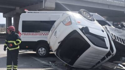 Bilecik’te seyir halindeki halk minibüsü ile kırmızı ışık ihlali yaptığı