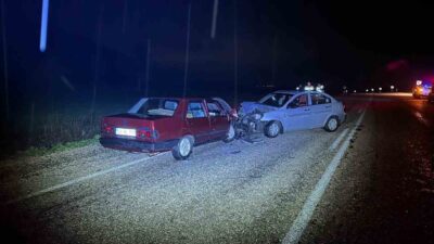 Bilecik’in Gölpazarı ilçesinde iki otomobilin çarpışması sonucu meydana gelen trafik