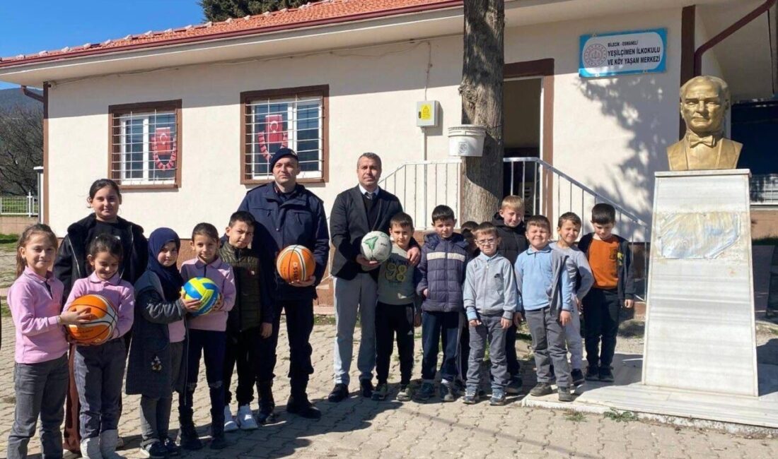 Bilecik’te jandarma ekipleri tarafından öğrencilere spor malzemesi desteğinde bulunuldu. Bilecik’in