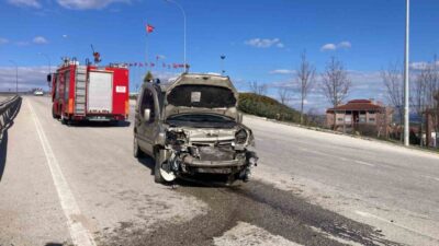 Bilecik’te seyir halinde kontrolden çıkan hafif ticari araç refüje çarparken,