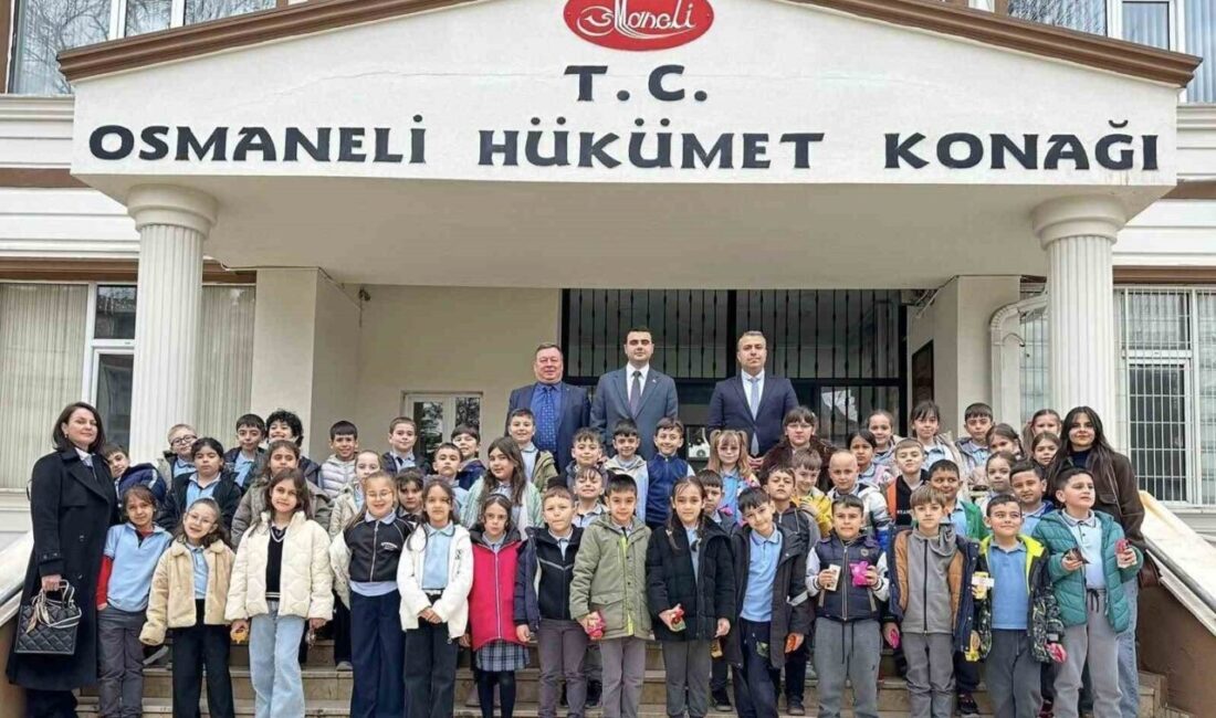 Bilecik’in Osmaneli ilçesinde ‘Yerel Yönetimler’ konusunu makamda inceledi. Osmaneli İlkokulu