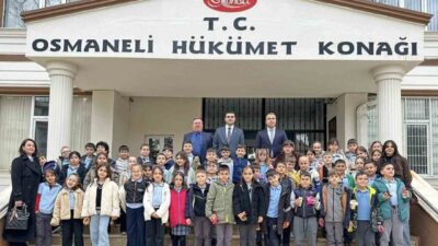 Bilecik’in Osmaneli ilçesinde ‘Yerel Yönetimler’ konusunu makamda inceledi. Osmaneli İlkokulu