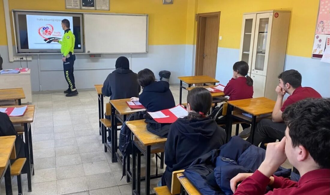 Bilecik’in Yenipazar ilçesinde polis ekipleri tarafından lise öğrencilerine yönelik trafik