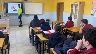 Bilecik’in Yenipazar ilçesinde polis ekipleri tarafından lise öğrencilerine yönelik trafik