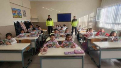 Bilecik’in Vezirhan Beldesi’nde öğrencilere trafik eğitimi verildi. Bilecik İl Jandarma