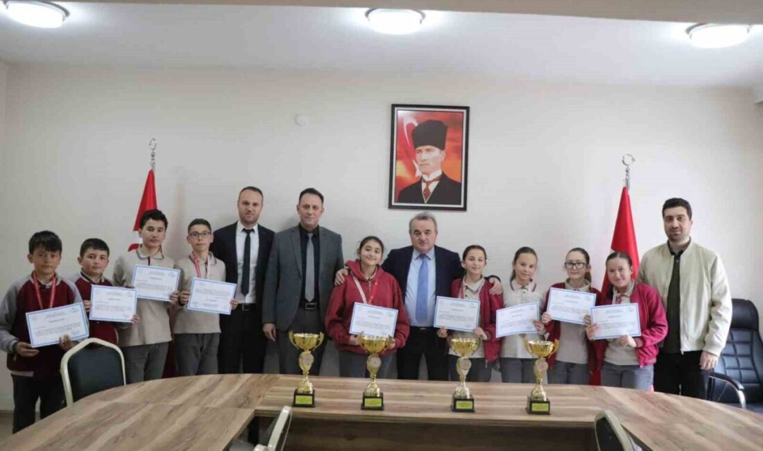 Bilecik’in Bozüyük ilçesinde oryantiring branşında il genelinde şampiyon olan öğrencilere