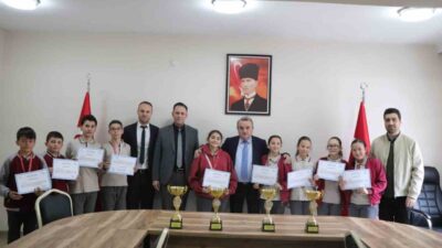 Bilecik’in Bozüyük ilçesinde oryantiring branşında il genelinde şampiyon olan öğrencilere