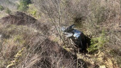 Bilecik’te meydana gelen trafik kazasında kontrolden çıkan otomobil dereye uçarken,