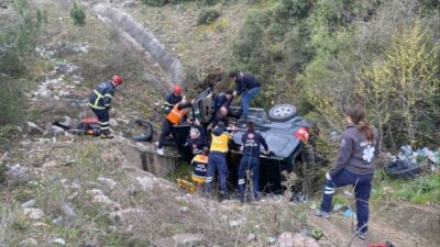 Bilecik’te seyir halindeki otomobilin takla atması sonucu 2 kişi yaralandı.