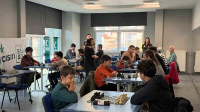 Bilecik Gençlik Merkezi’nde hızlı satranç turnuvası düzenlenirken, turnuya 16 sporcu