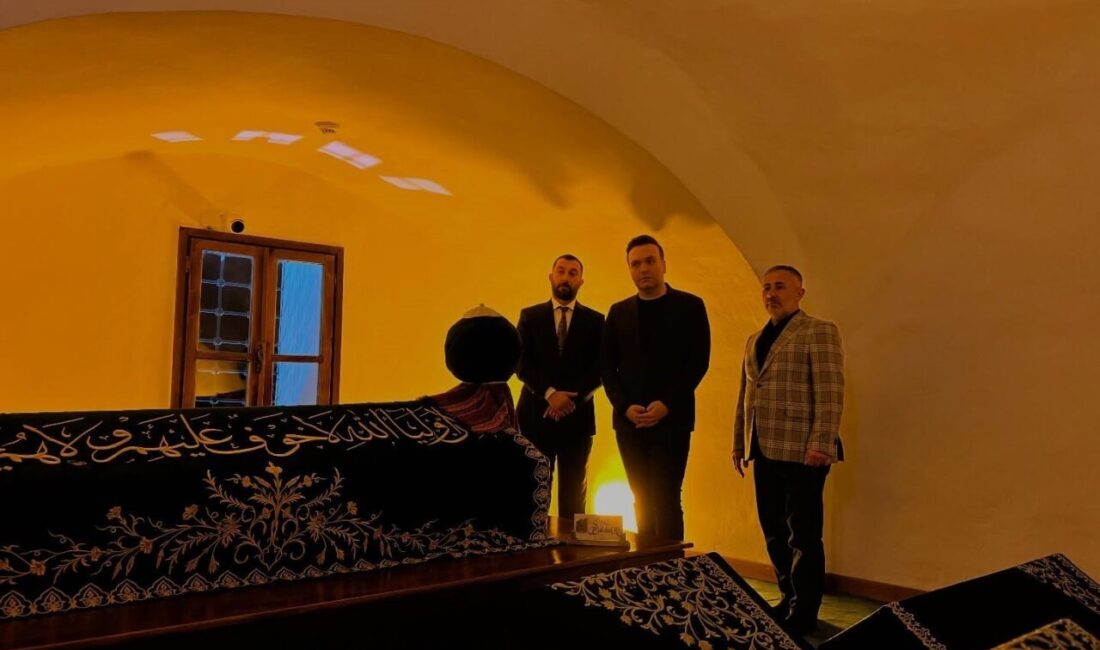 Bilecik’te Şeyh Edebali Türbesi’ni AK Parti Bilecik İl Başkanı Serkan