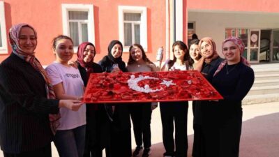 Bilecik’te sıfır atık etkinliğinde atıklarla Türk bayrağı oluşturuldu. Bilecik Gençlik