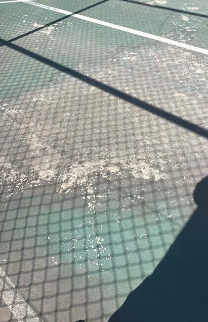 Bilecik’te bir spor kompleksi içinde bulunan basketbol sahası bakımsızlıktan adeta