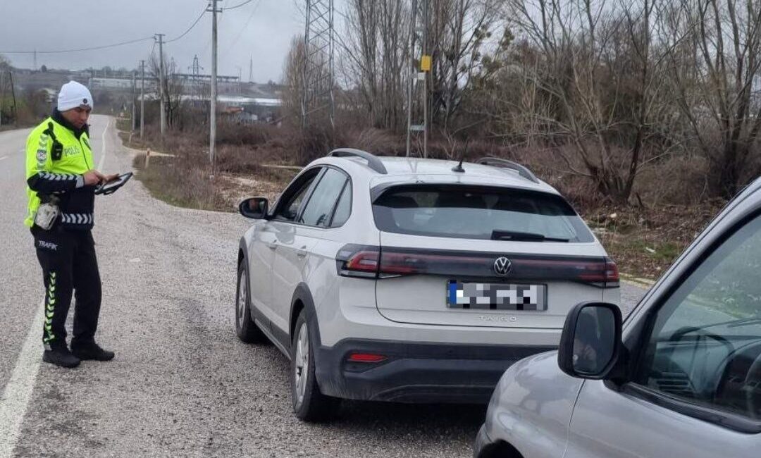 Bilecik’in Pazaryeri ilçesinde sürücü güvenliğini sağlamak amacıyla trafik denetimleri aralıksız