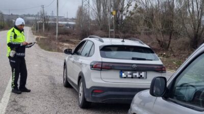 Bilecik’in Pazaryeri ilçesinde sürücü güvenliğini sağlamak amacıyla trafik denetimleri aralıksız