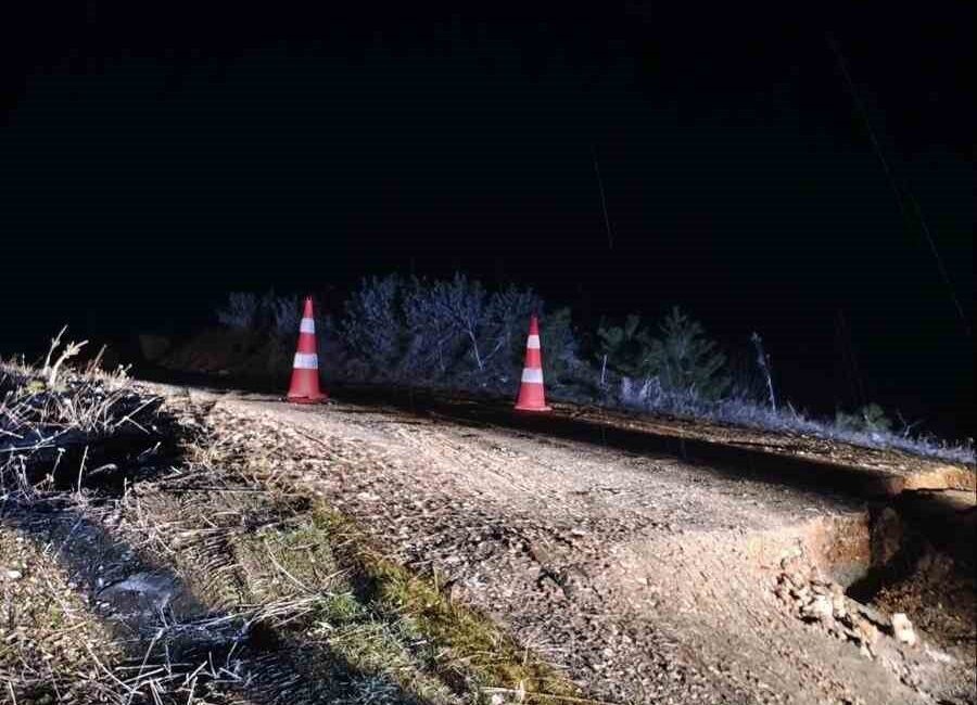 Bilecik’in Bozüyük ilçesinde yağış nedeniyle köy yolu çöktü. Edinilen bilgilere