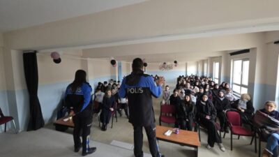 Bilecik’in Bozüyük ilçesinde “Saygıyla Büyür, Sevgiyle Güçleniriz” projesi kapsamında ’Zorbalık