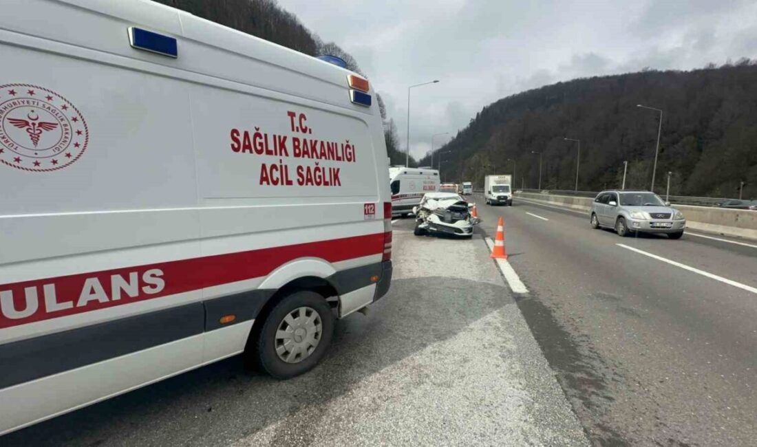 TEM Otoyolu’nun Bolu Dağı geçişinde otomobil ile kamyonetin çarpıştığı trafik