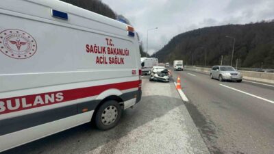 TEM Otoyolu’nun Bolu Dağı geçişinde otomobil ile kamyonetin çarpıştığı trafik