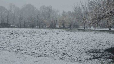 Bolu’da Ramazan Bayramı sabahı kar yağışıyla başladı. Sabahın erken saatlerinden