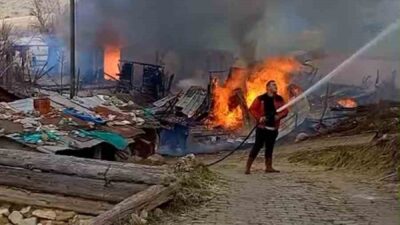 Bolu’nun Gerede İlçesinde 3 yapı alevlere teslim oldu. İtfaiye ekiplerinin