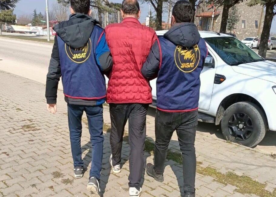 Bolu İl Jandarma Komutanlığı ekiplerince yürütülen çalışmalar kapsamında, haklarında kesinleşmiş