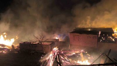 Bolu’da gece saatlerinde çıkan yangın kısa sürede büyüyerek çevredeki ev,