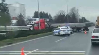 Bolu’da D-100 kara yolunda sürücüsünün kontrolünden çıkarak makaslayan tır nedeniyle